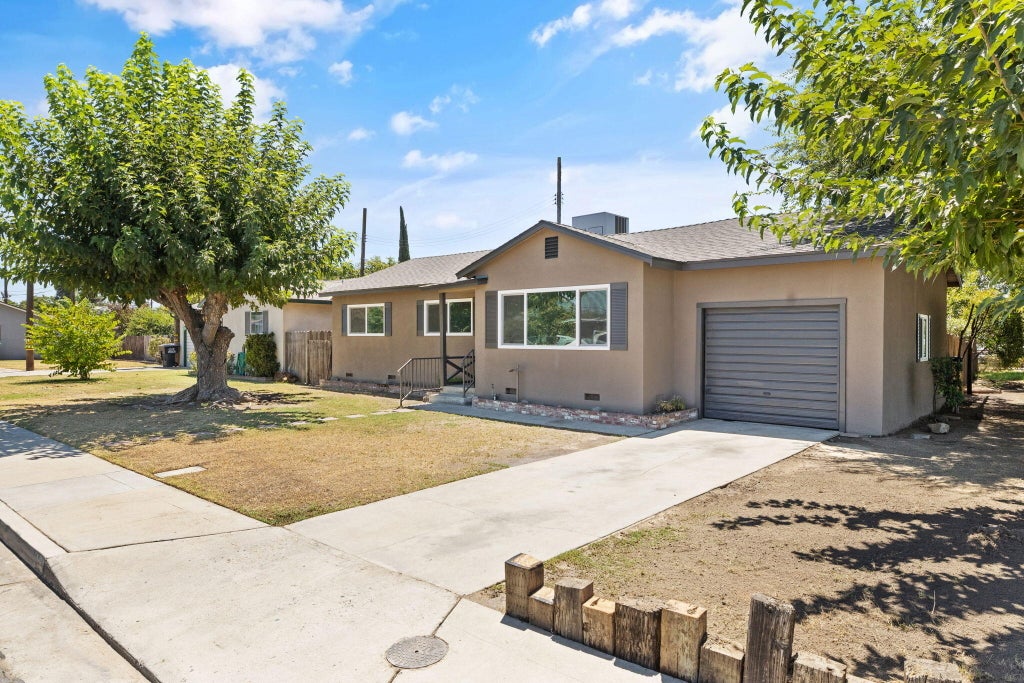 Photo of 2041 W Cecil Court, Visalia, CA 93291 (MLS # 243371)