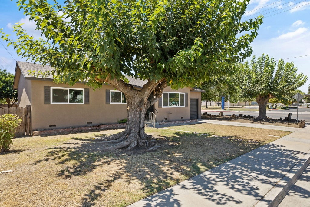 Photo of 2041 W Cecil Court, Visalia, CA 93291 (MLS # 243371)
