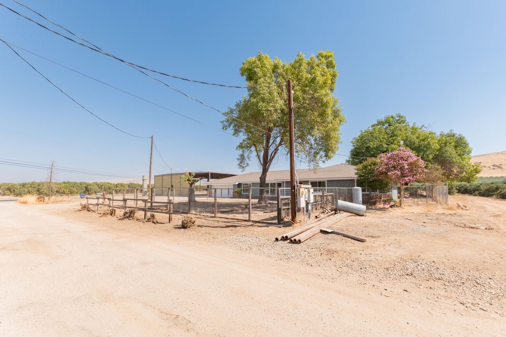 Photo of 17406 Millwood Drive, Visalia, CA 93292 (MLS # 244339)