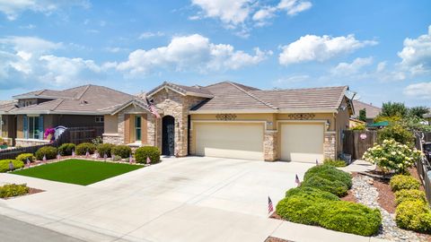 Photo of 2886 Bell Port Avenue, Tulare, CA 93274 (MLS # 241872)