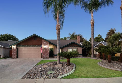 Photo of 2824 W Hemlock Court, Visalia, CA 93277 (MLS # 244657)