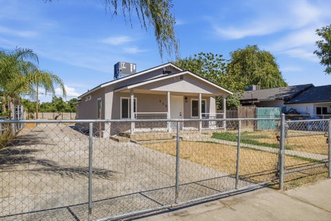 Photo of 528 N Brundage Avenue, Farmersville, CA 93223 (MLS # 242528)