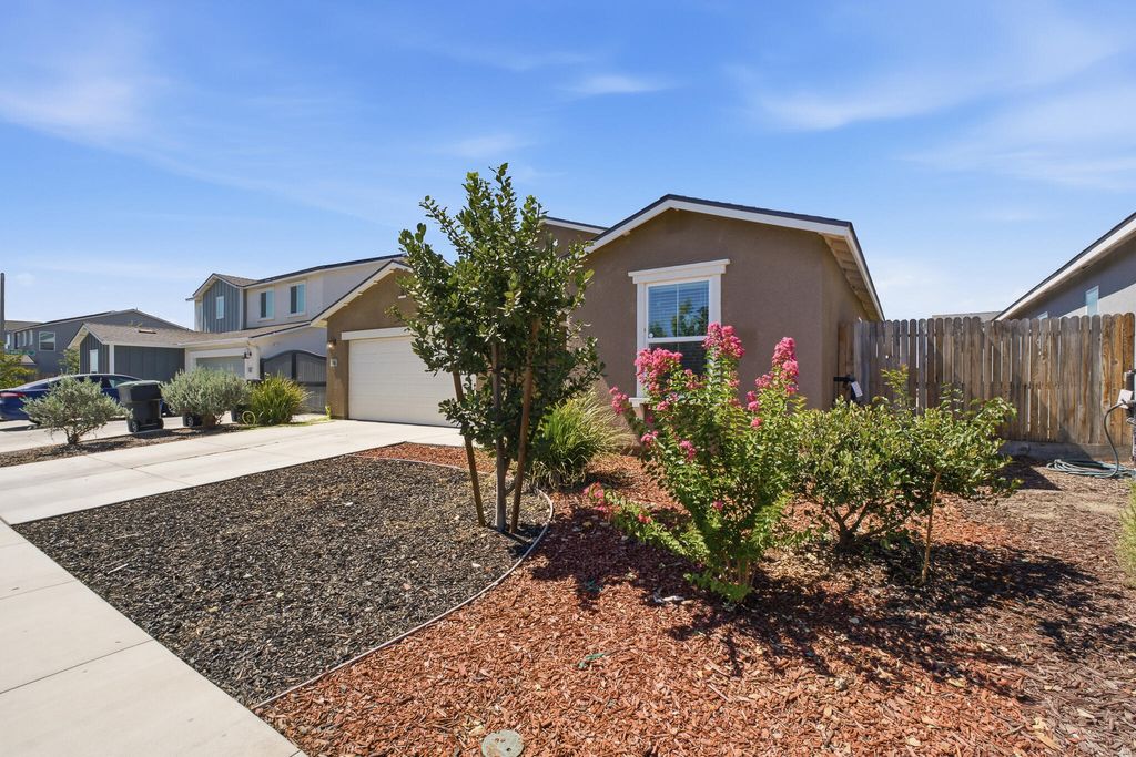 Photo of 1018 E Elkhorn Avenue, Visalia, CA 93292 (MLS # 242761)