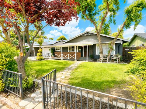 Photo of 2736 W Tulare Avenue, Visalia, CA 93277 (MLS # 242012)