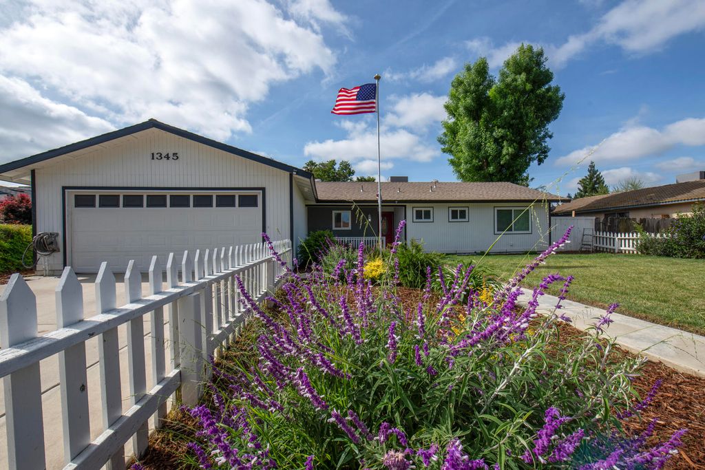Photo of 1345 W Evans Avenue, Visalia, CA 93277 (MLS # 241219)