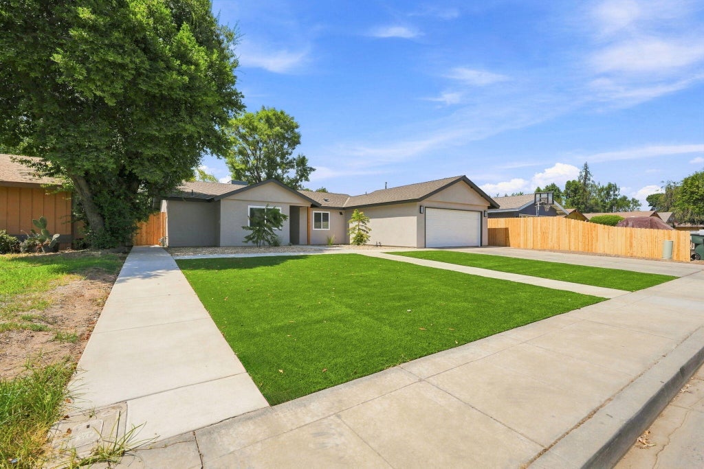 Photo of 1047 S Noyes Street, Visalia, CA 93277 (MLS # 243873)