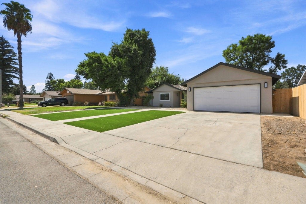 Photo of 1047 S Noyes Street, Visalia, CA 93277 (MLS # 243873)