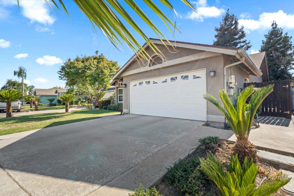 Photo of 911 N Parkwood Court, Visalia, CA 93291 (MLS # 242415)