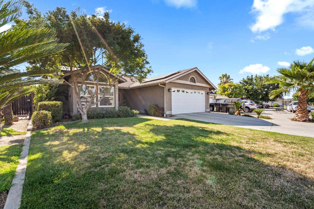 Photo of 911 N Parkwood Court, Visalia, CA 93291 (MLS # 242415)