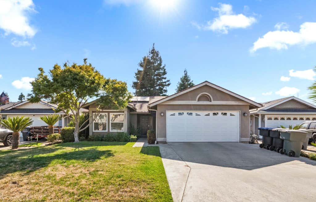 Photo of 911 N Parkwood Court, Visalia, CA 93291 (MLS # 242415)