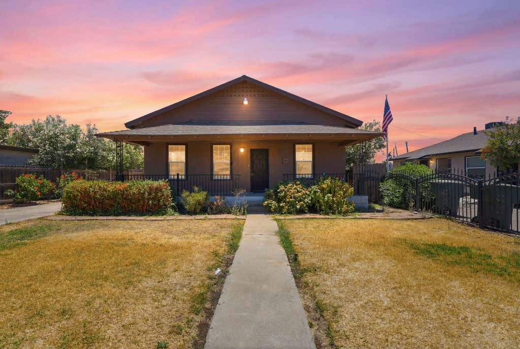 Photo of 1009 W Grove Avenue, Visalia, CA 93291 (MLS # 242794)