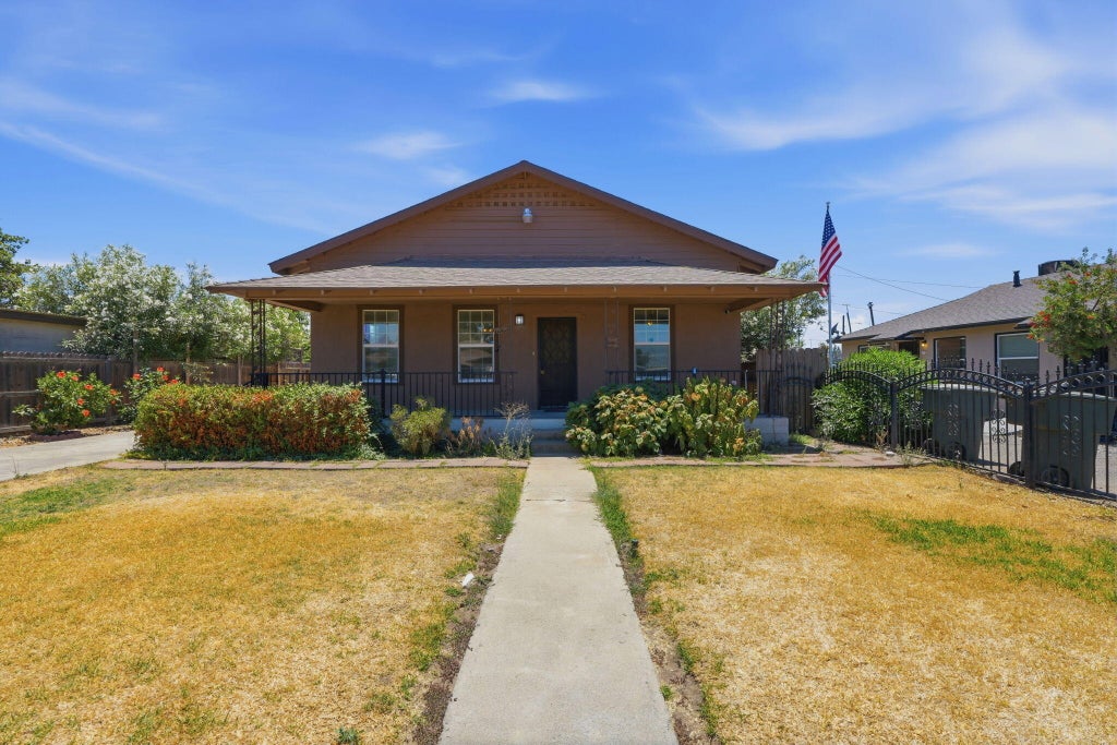 Photo of 1009 W Grove Avenue, Visalia, CA 93291 (MLS # 242794)