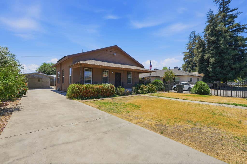 Photo of 1009 W Grove Avenue, Visalia, CA 93291 (MLS # 242794)