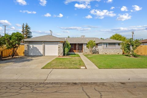 Photo of 1127 S Whitney, Visalia, CA 93277 (MLS # 237511)