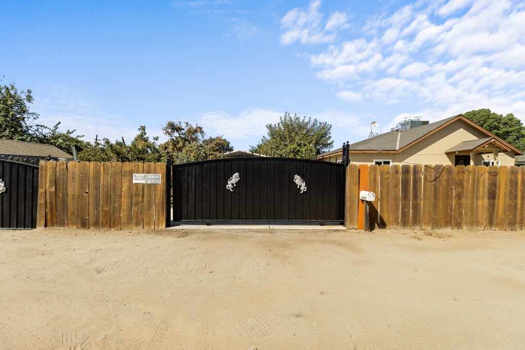 Photo of 25769 Hypericum Road, Visalia, CA 93292 (MLS # 244141)