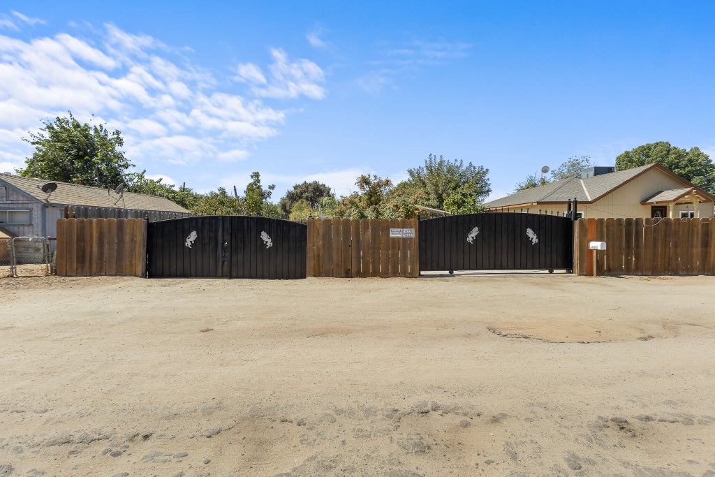 Photo of 25769 Hypericum Road, Visalia, CA 93292 (MLS # 244141)