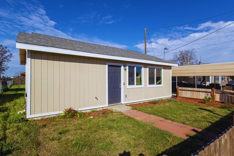 Photo of 209 S Magnolia Avenue, Farmersville, CA 93223 (MLS # 239978)