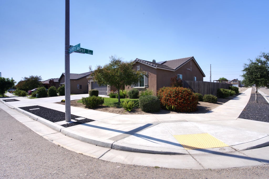 Photo of 1034 E Country Court, Visalia, CA 93292 (MLS # 241627)