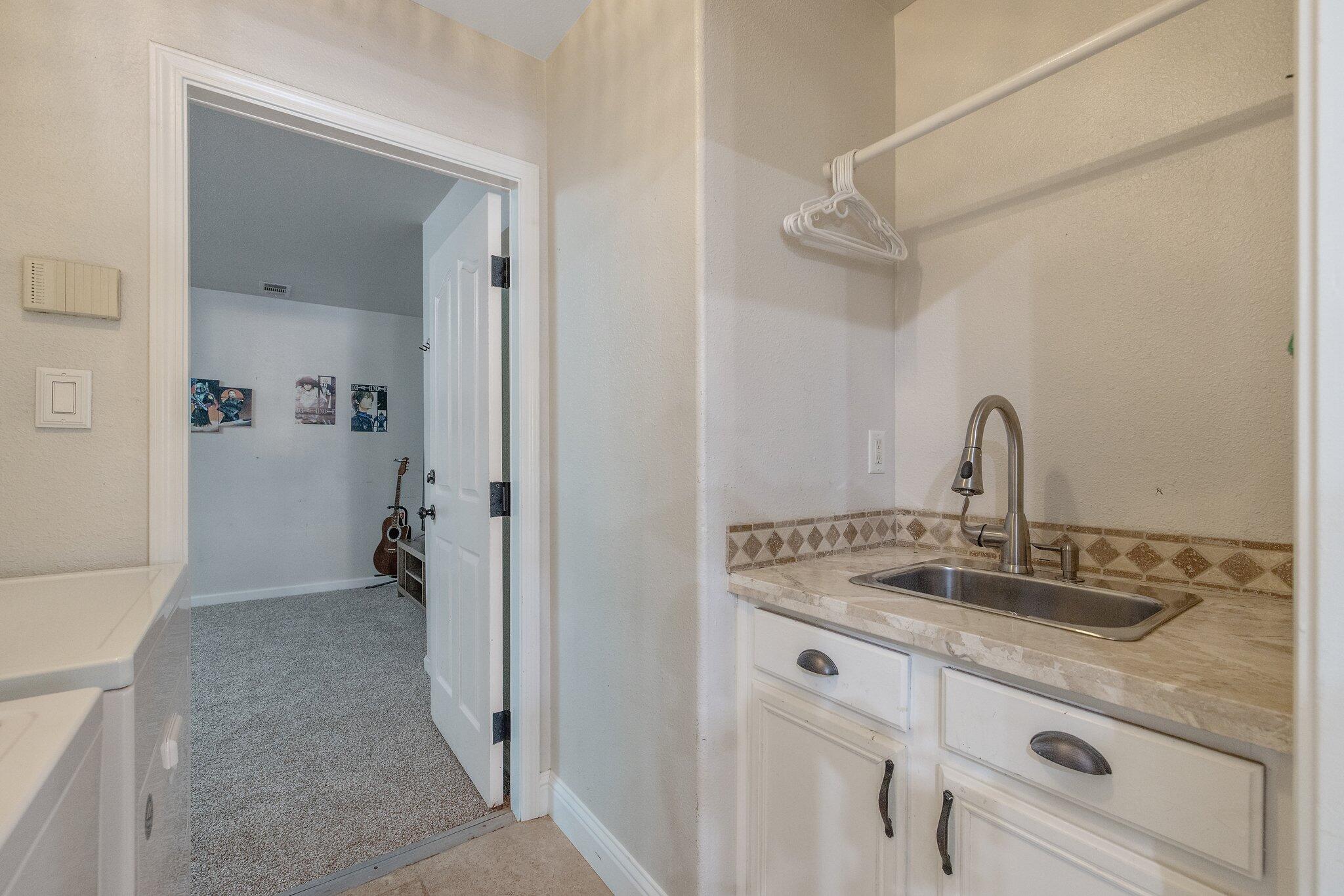 Visalia, California 93292, United States, 3 Bedrooms Bedrooms, ,2 BathroomsBathrooms,Residential,Pending,151423