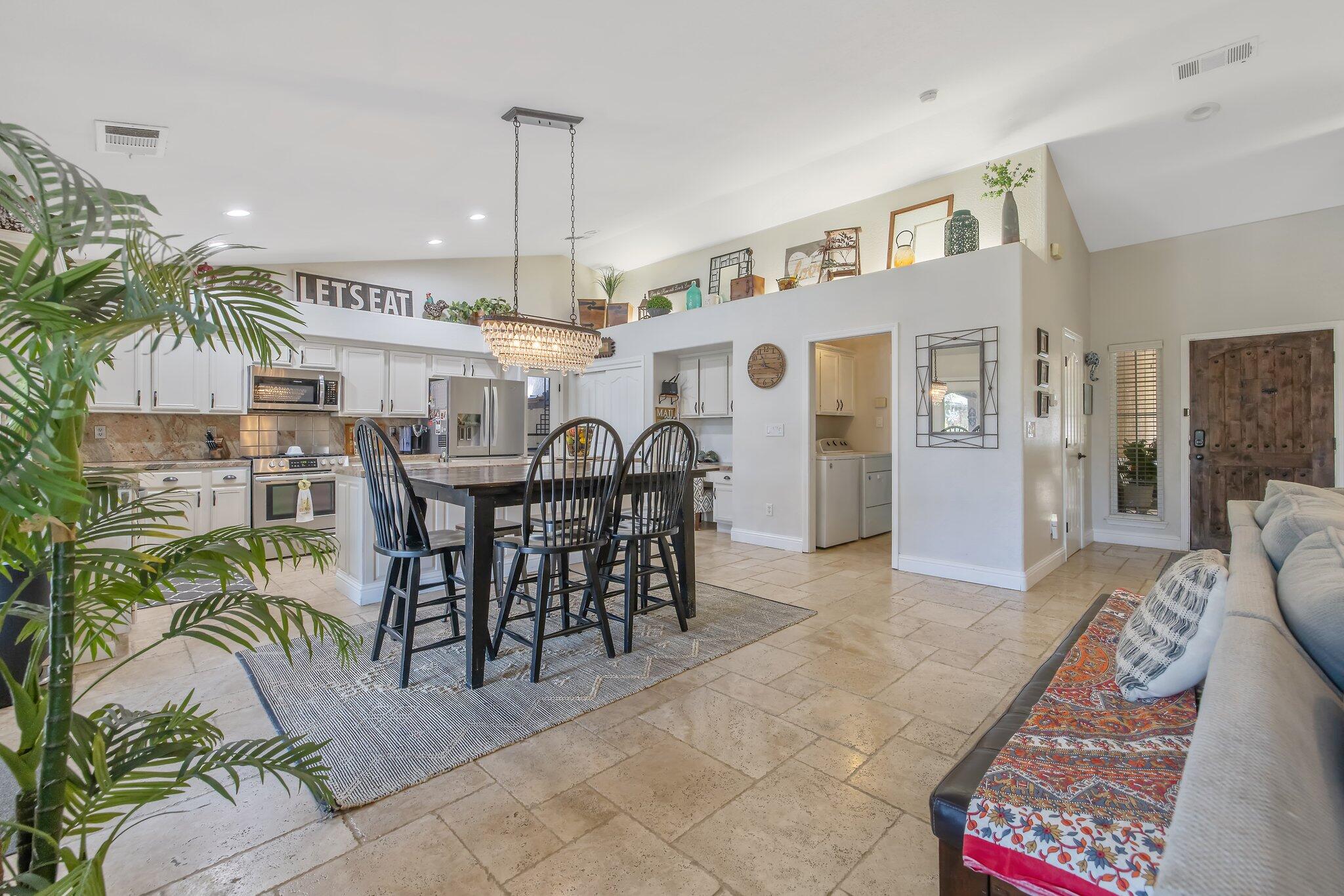 Visalia, California 93292, United States, 3 Bedrooms Bedrooms, ,2 BathroomsBathrooms,Residential,Pending,151423