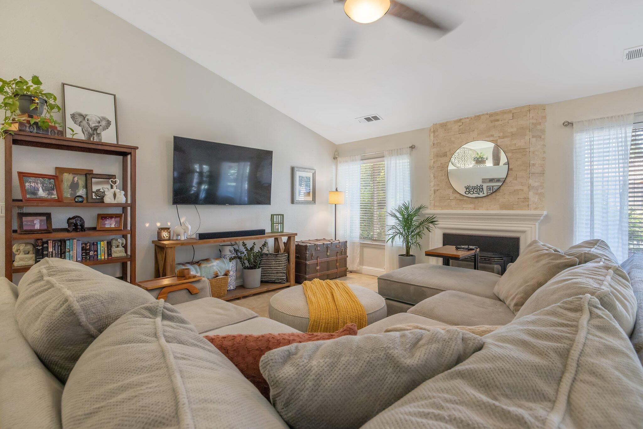 Visalia, California 93292, United States, 3 Bedrooms Bedrooms, ,2 BathroomsBathrooms,Residential,Pending,151423