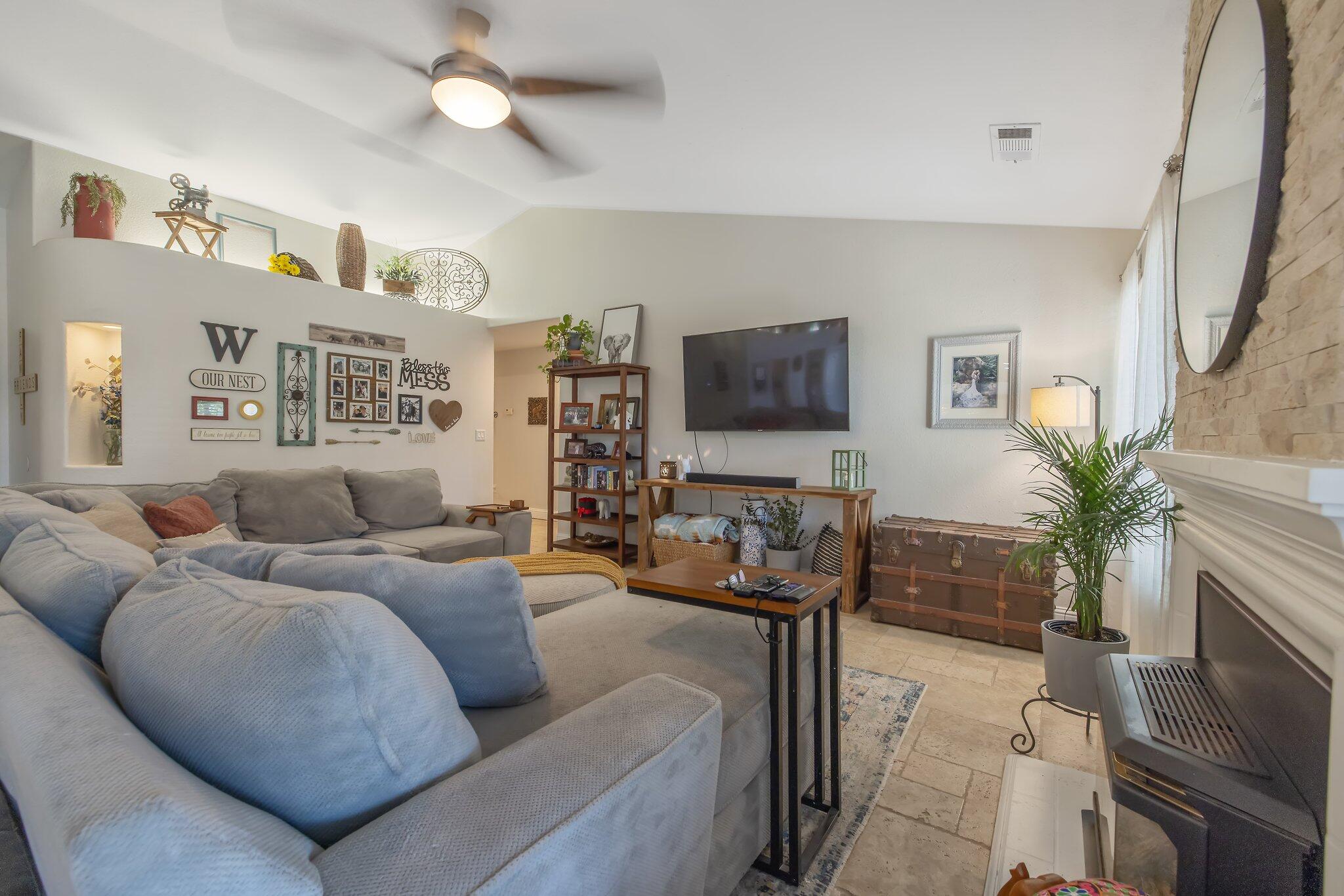 Visalia, California 93292, United States, 3 Bedrooms Bedrooms, ,2 BathroomsBathrooms,Residential,Pending,151423