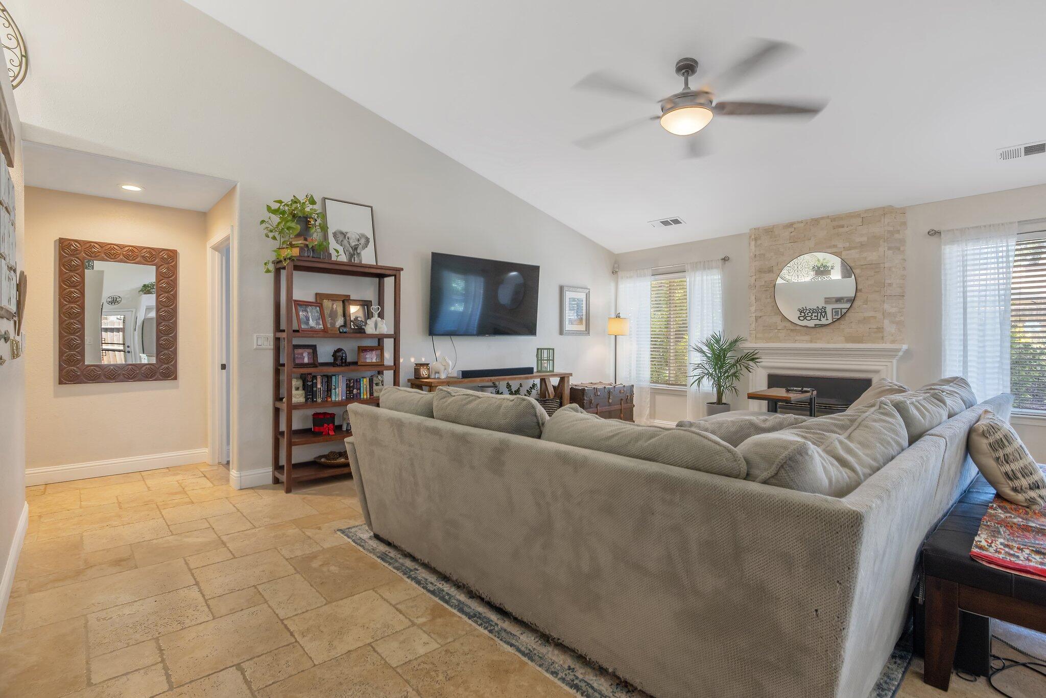 Visalia, California 93292, United States, 3 Bedrooms Bedrooms, ,2 BathroomsBathrooms,Residential,Pending,151423