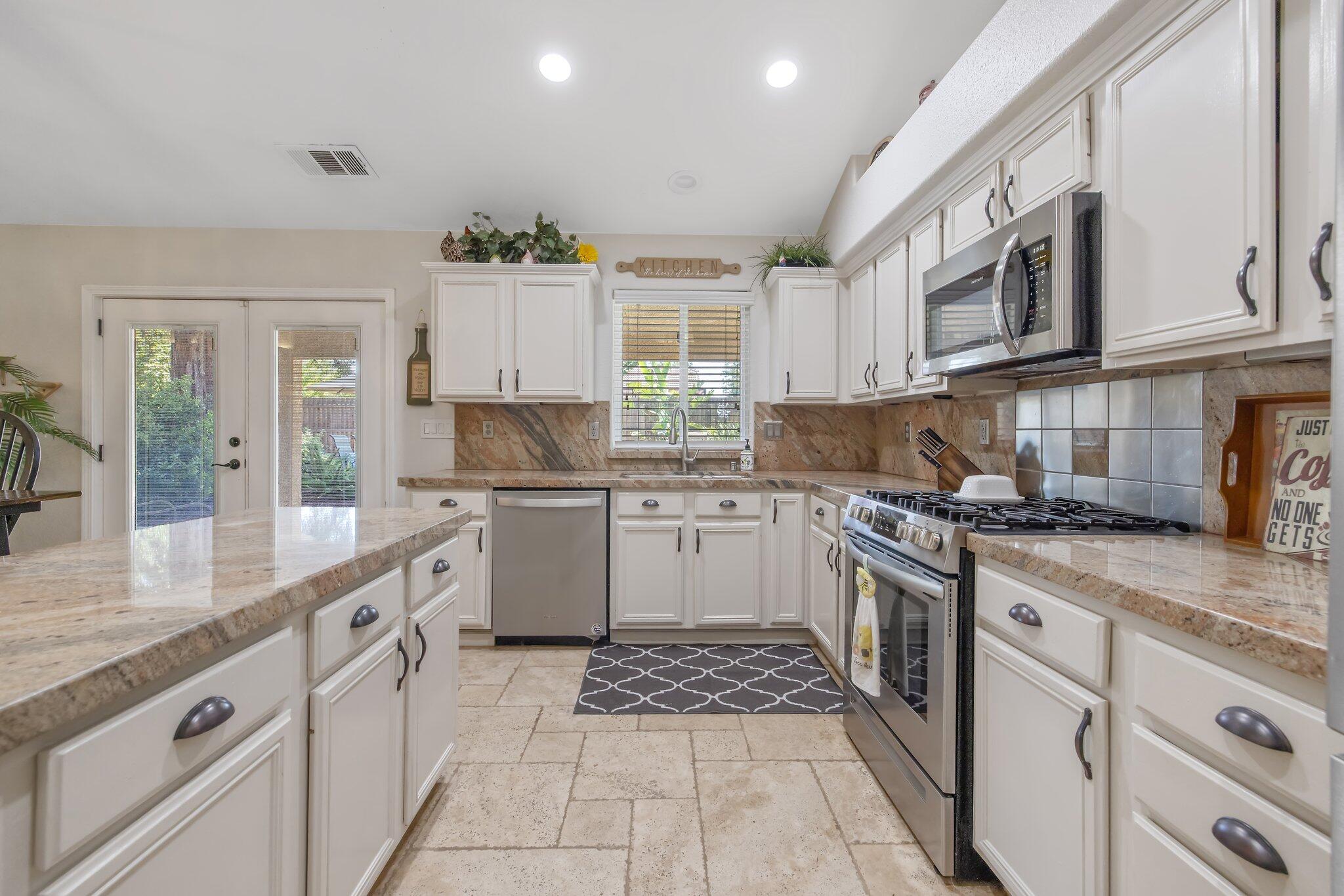 Visalia, California 93292, United States, 3 Bedrooms Bedrooms, ,2 BathroomsBathrooms,Residential,Pending,151423