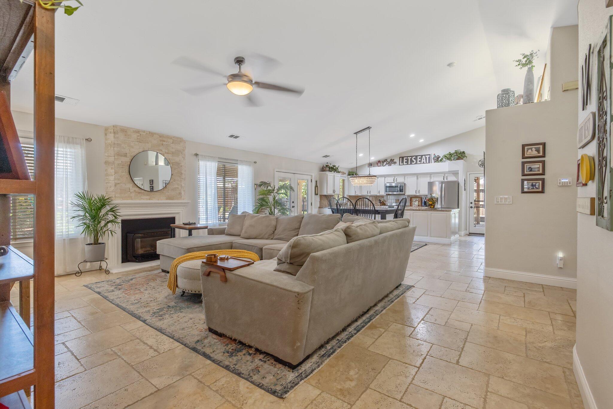 Visalia, California 93292, United States, 3 Bedrooms Bedrooms, ,2 BathroomsBathrooms,Residential,Pending,151423