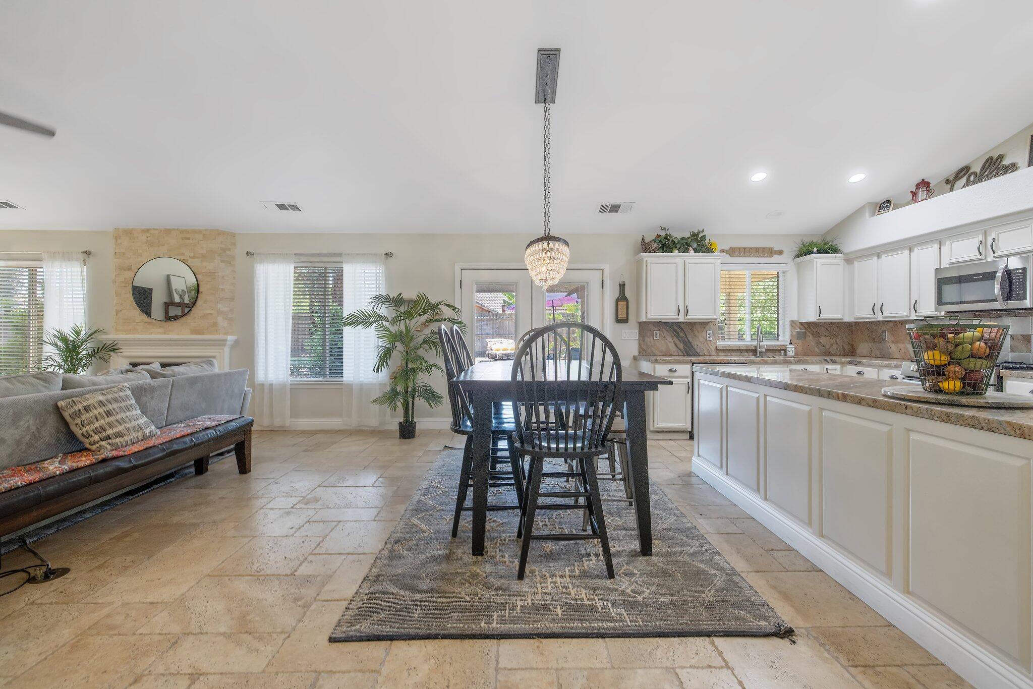 Visalia, California 93292, United States, 3 Bedrooms Bedrooms, ,2 BathroomsBathrooms,Residential,Pending,151423