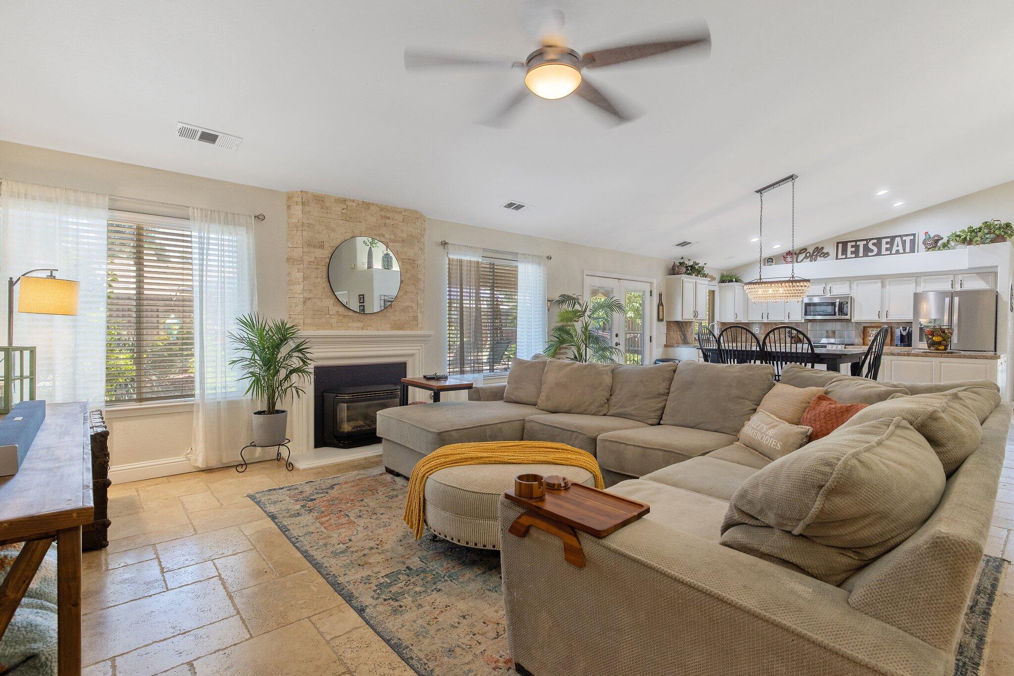 Visalia, California 93292, United States, 3 Bedrooms Bedrooms, ,2 BathroomsBathrooms,Residential,Pending,151423