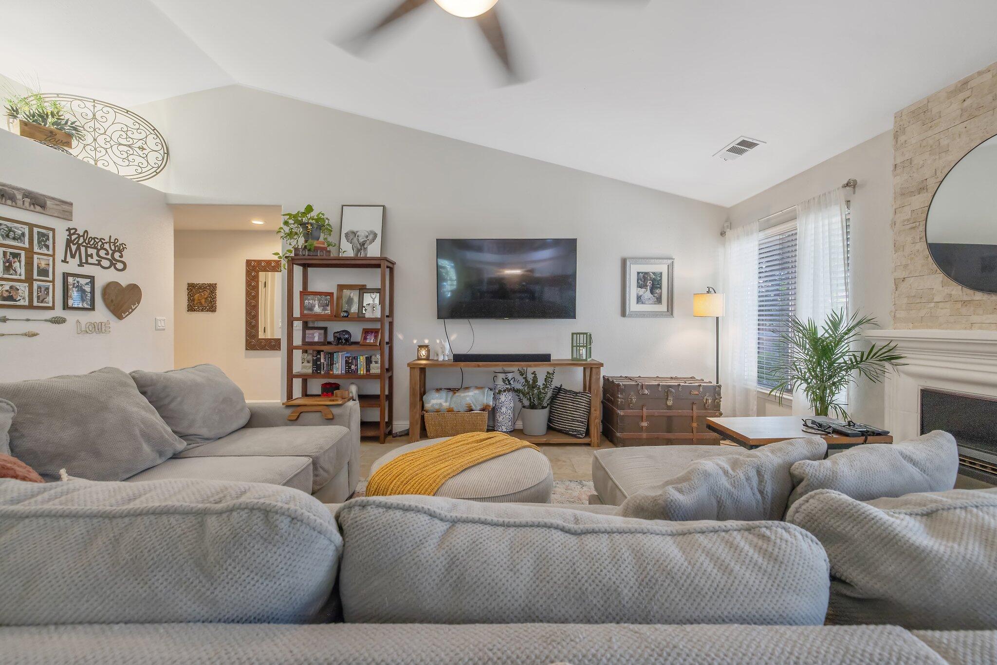 Visalia, California 93292, United States, 3 Bedrooms Bedrooms, ,2 BathroomsBathrooms,Residential,Pending,151423