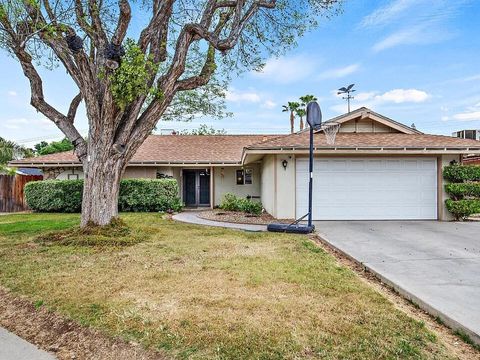 Photo of 2646 S Fairway Court, Visalia, CA 93277 (MLS # 238279)