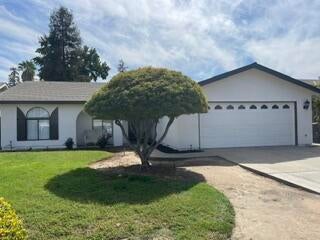 Photo of 2839 W Hemlock Court, Visalia, CA 93277 (MLS # 244352)