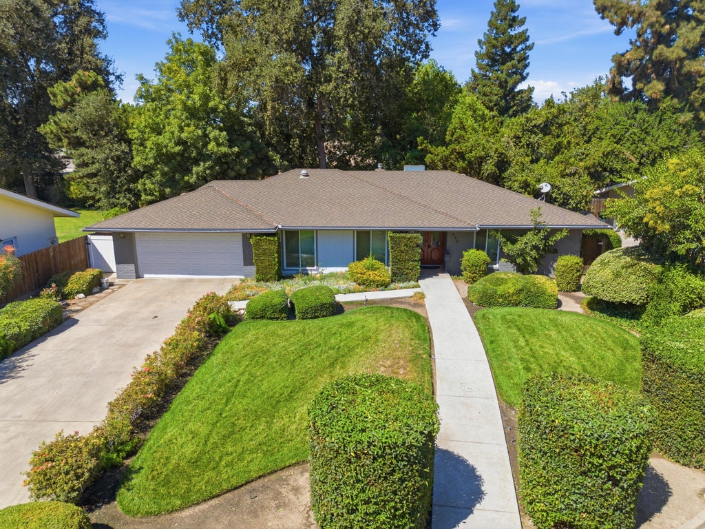 Photo of 435 N O'farrell Court, Visalia, CA 93291 (MLS # 243997)