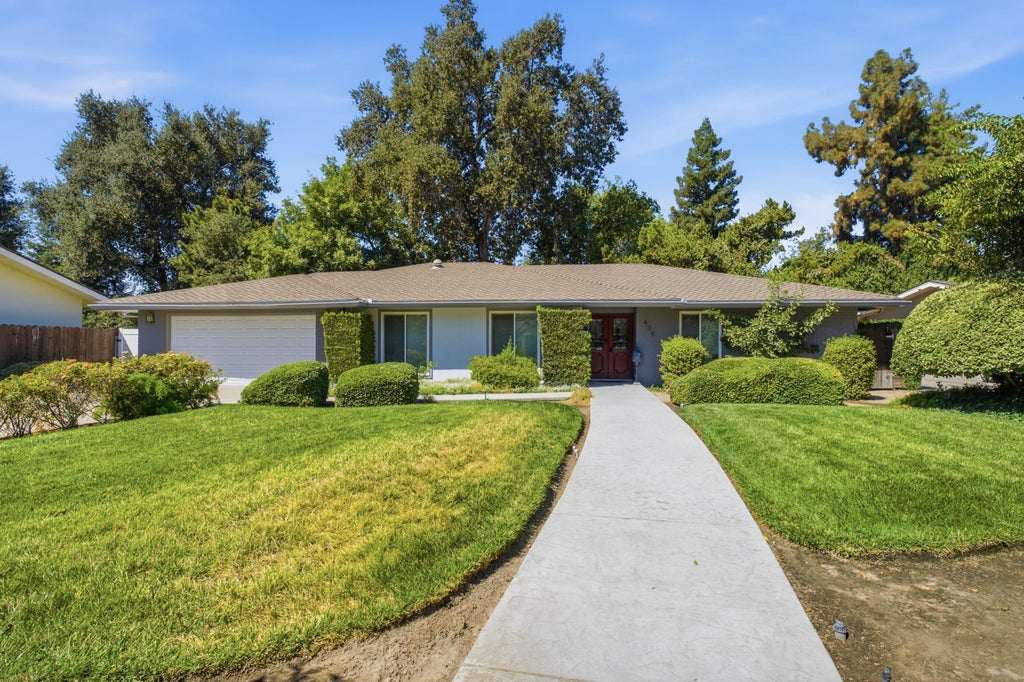 Photo of 435 N O'farrell Court, Visalia, CA 93291 (MLS # 243997)