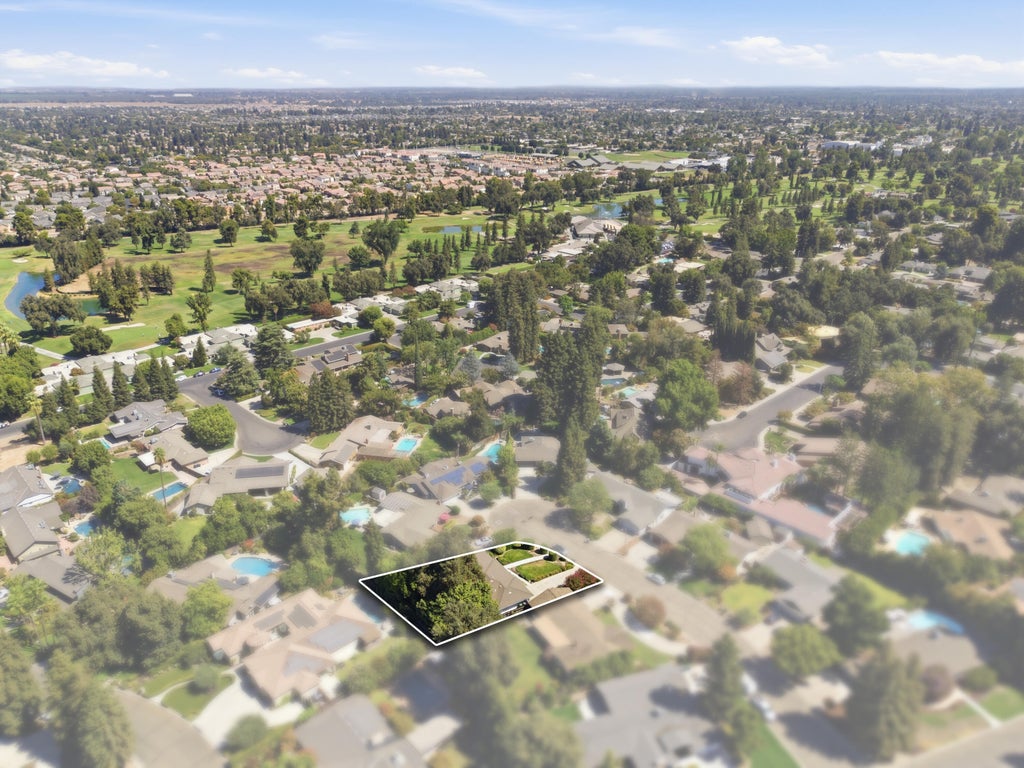 Photo of 435 N O'farrell Court, Visalia, CA 93291 (MLS # 243997)