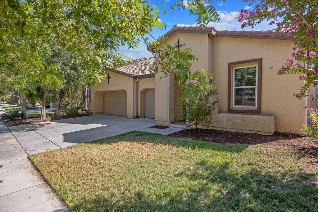 Photo of 3125 W Stewart Avenue, Visalia, CA 93291 (MLS # 244082)