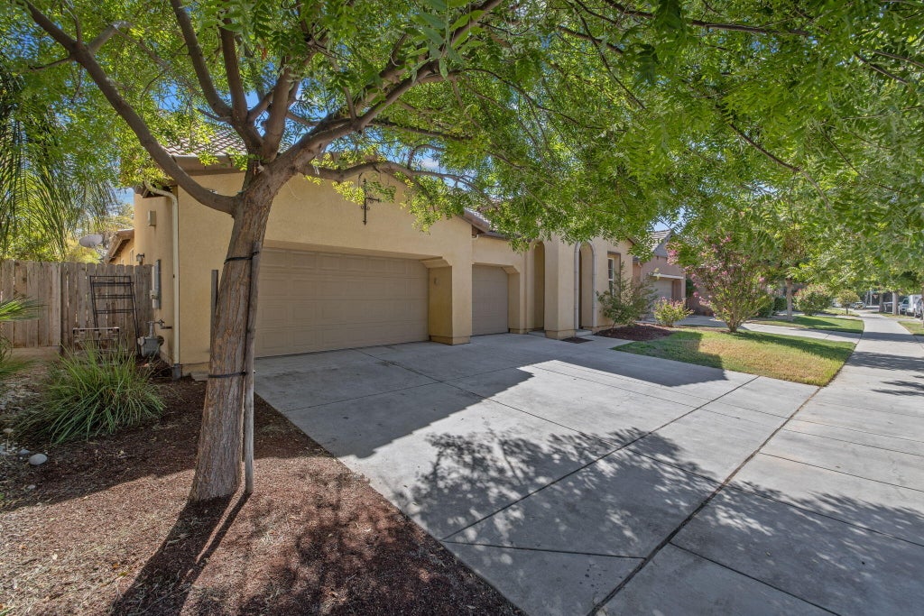Photo of 3125 W Stewart Avenue, Visalia, CA 93291 (MLS # 244082)