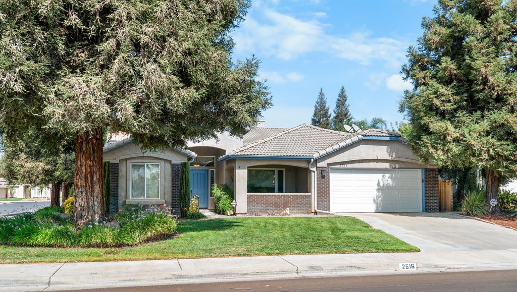 Photo of 2516 Cherry Avenue, Visalia, CA 93292 (MLS # 244317)