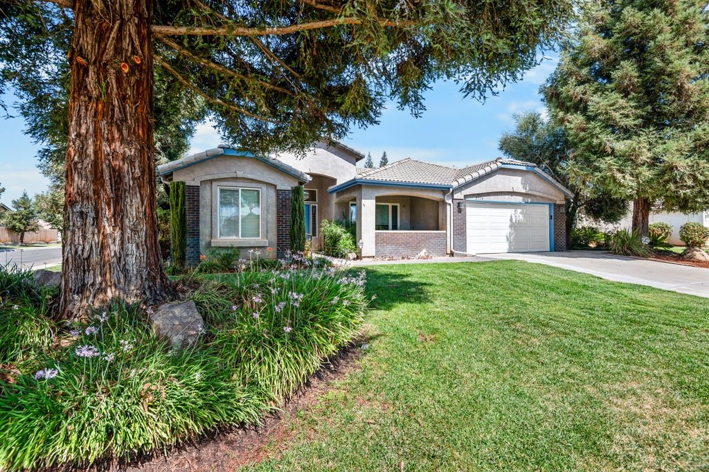 Photo of 2516 Cherry Avenue, Visalia, CA 93292 (MLS # 244317)