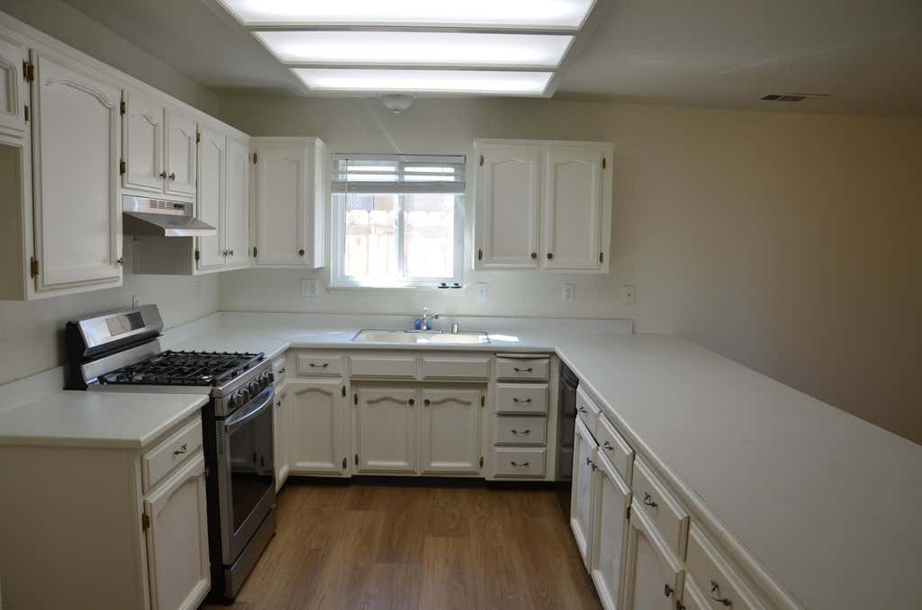 Photo of 634 W Vassar Avenue, Visalia, CA 93277 (MLS # 240598)