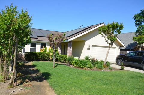 Photo of 634 W Vassar Avenue, Visalia, CA 93277 (MLS # 240598)