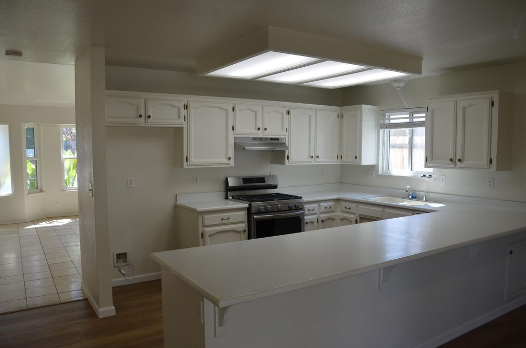 Photo of 634 W Vassar Avenue, Visalia, CA 93277 (MLS # 240598)