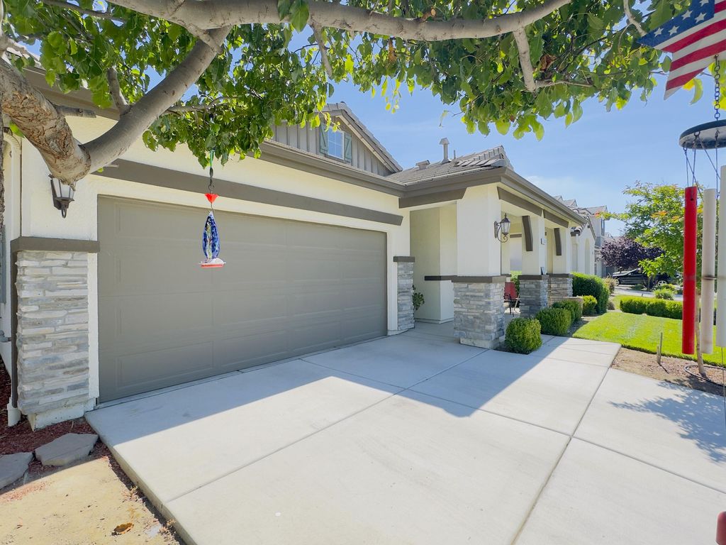 Photo of 1620 W Porter Avenue, Visalia, CA 93291 (MLS # 241271)