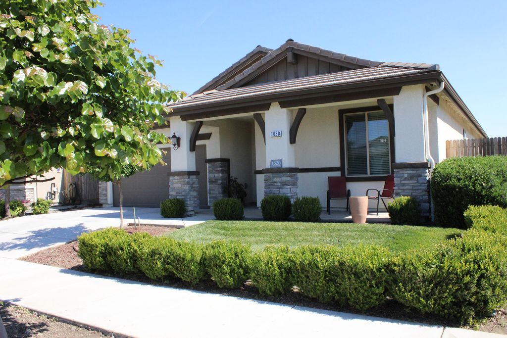 Photo of 1620 W Porter Avenue, Visalia, CA 93291 (MLS # 241271)