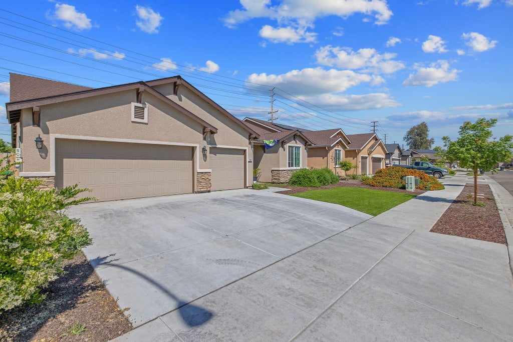 Photo of 2306 E Mesa Court, Visalia, CA 93292 (MLS # 242085)
