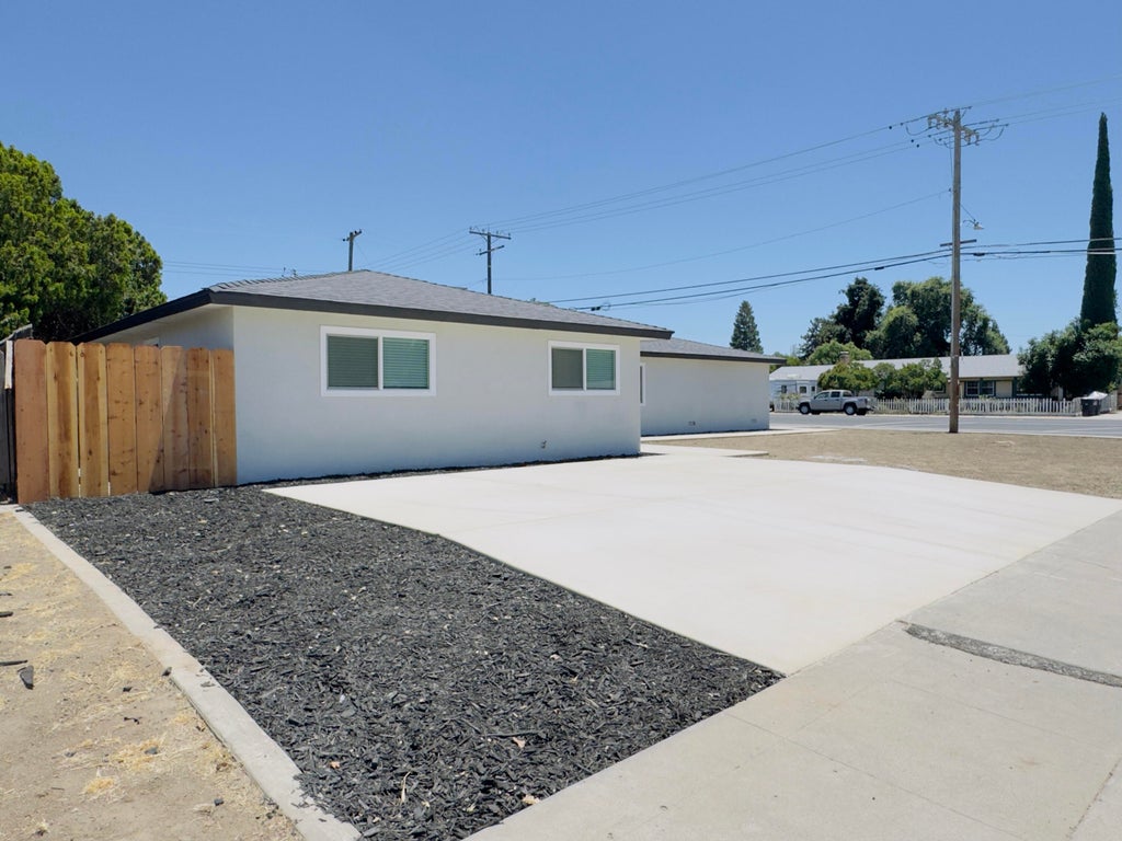 Photo of 1138 S Valley Street, Visalia, CA 93277 (MLS # 242266)