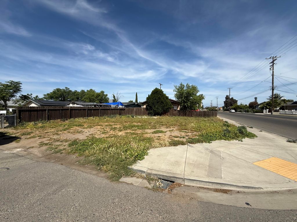 Photo of 212 E Houston Avenue, Visalia, CA 93291 (MLS # 241146)
