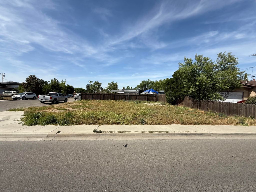 Photo of 212 E Houston Avenue, Visalia, CA 93291 (MLS # 241146)